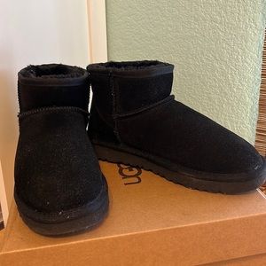 New Classic Mini black women’s UGG boots